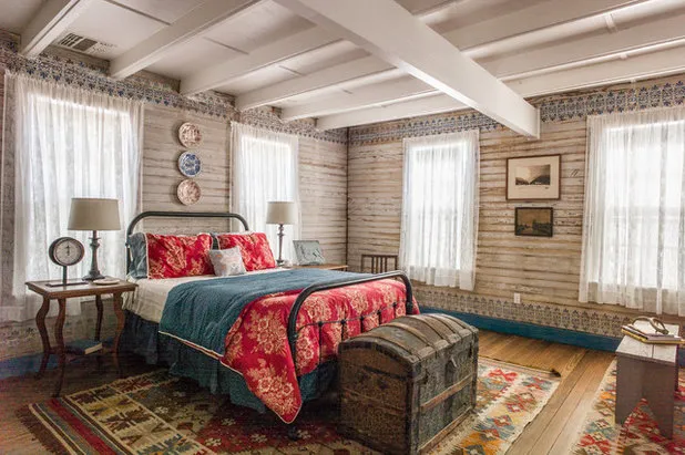 Кантри Спальня by Round Top Home Builders