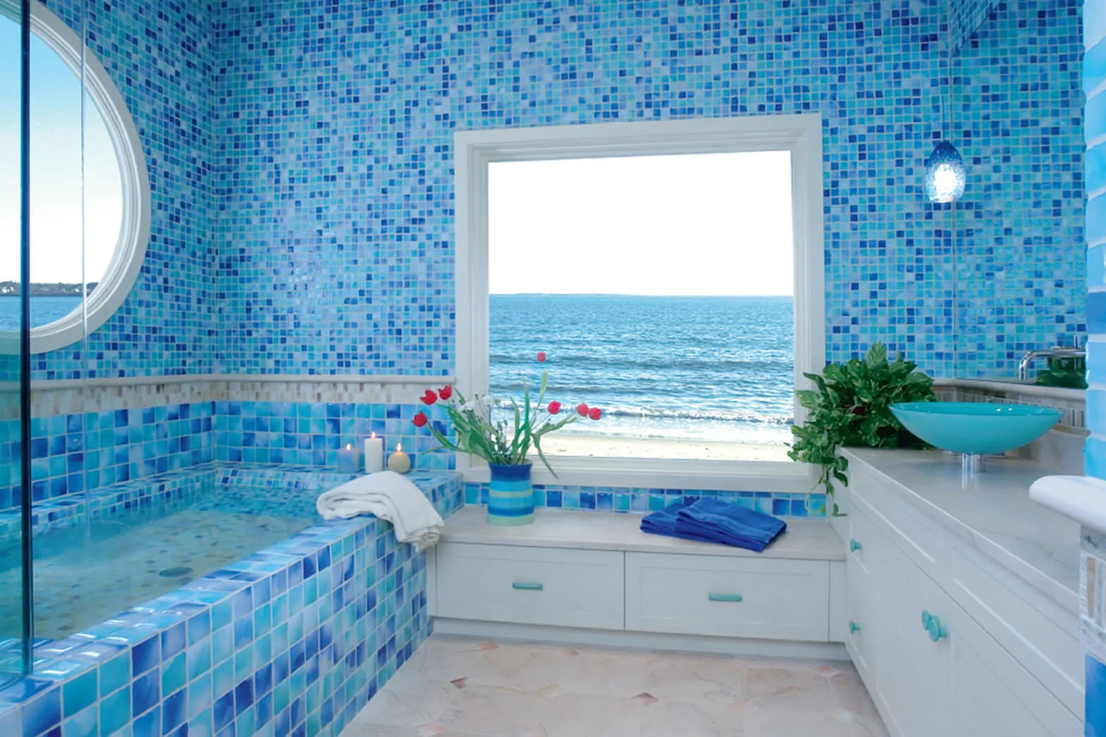 Мозаика в синих тонах в просторной ванной