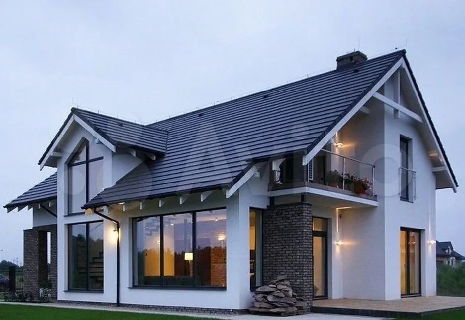 Красивый дом с двускатной крышей