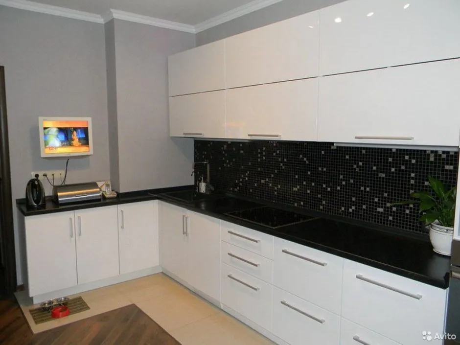 Белая кухня серная столешница
