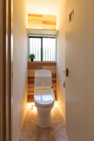 маленький туалет линолеум на полу фото