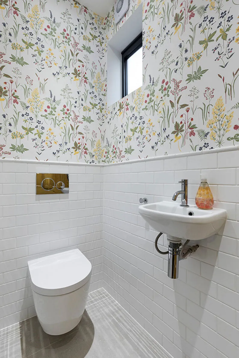 маленький туалет в белом цвете фото