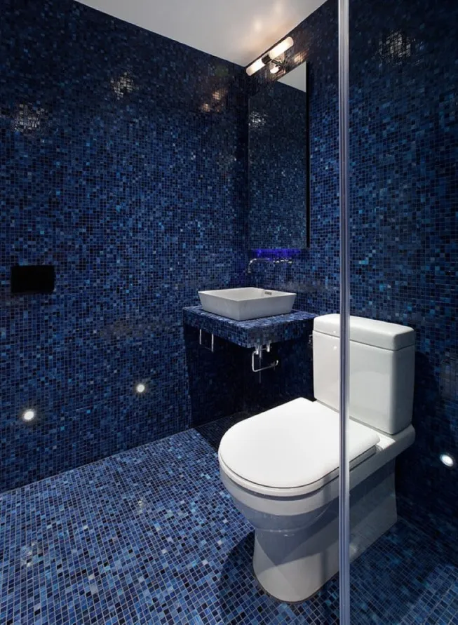 маленький туалет в голубом стиле
