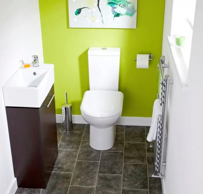 маленький туалет в зеленом стиле
