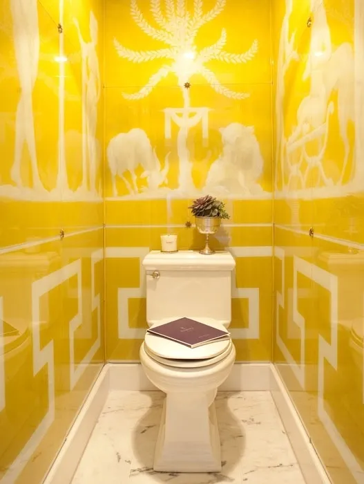 маленький туалет желтого цвета фото