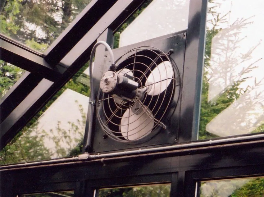 Вентиляция зимнего сада осуществляется настенным вентилятором