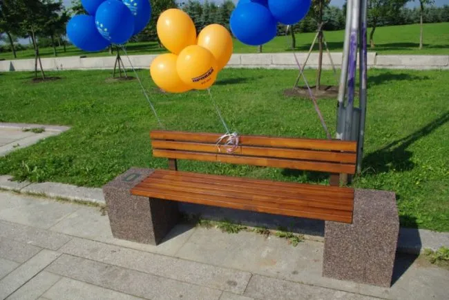 Скамья с бетонными опорами