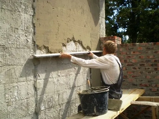 Декорирование фасада дома цементно-песчаной штукатуркой