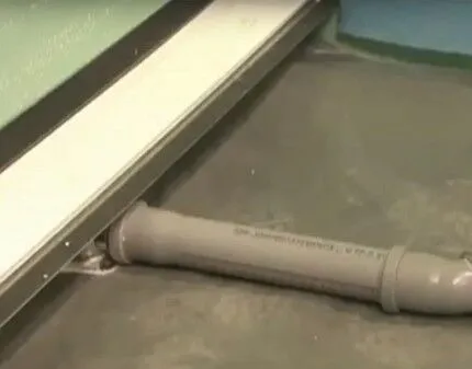 Присоединение лотка слива душевой кабины Присоединение лотка к водоотводящей трубе