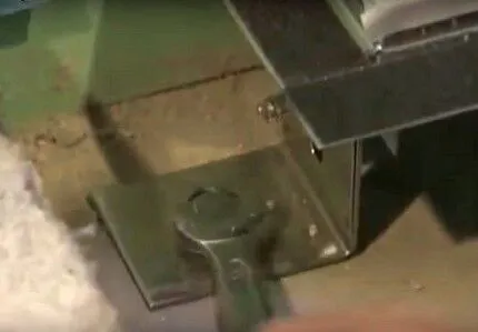 Лоток слива душевой кабины Прикручивание водоотводящего лотка к полу