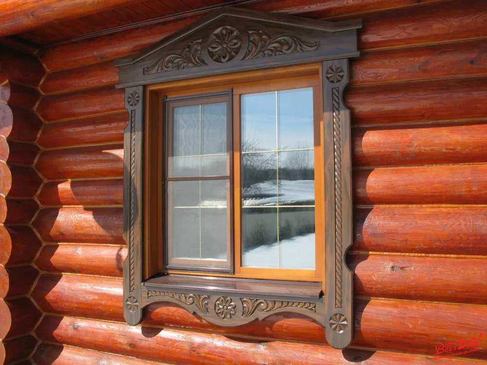 Деревянное окно с обналичником