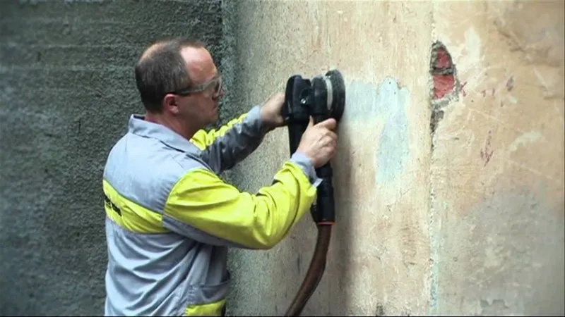 Стены необходимо подготовить к покраске: удалить старое покрытие, отшлифовать и нанести грунт