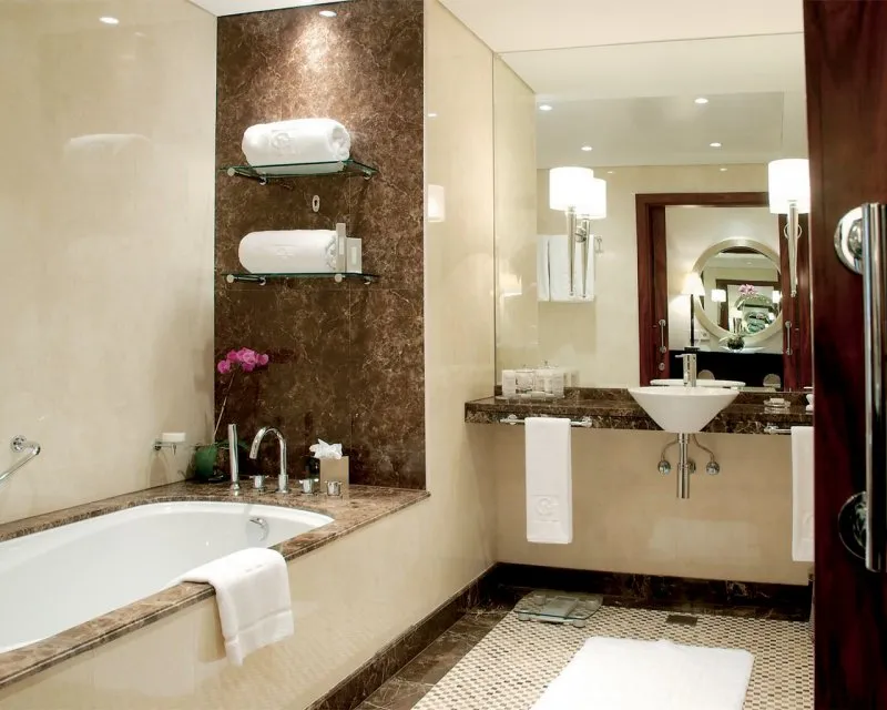 Отделка ванной плиткой - выбор современного дизайна для маленькой и большой комнаты, советы по укладке, 120 фото