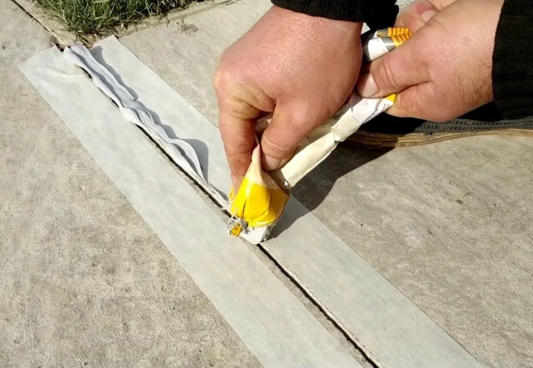 Замазывание швов бетонного пола