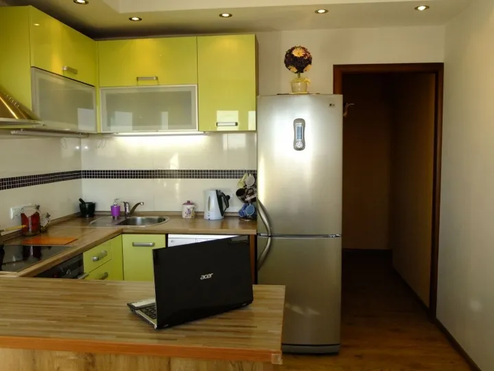 Удобное расположение холодильника на маленькой кухне
