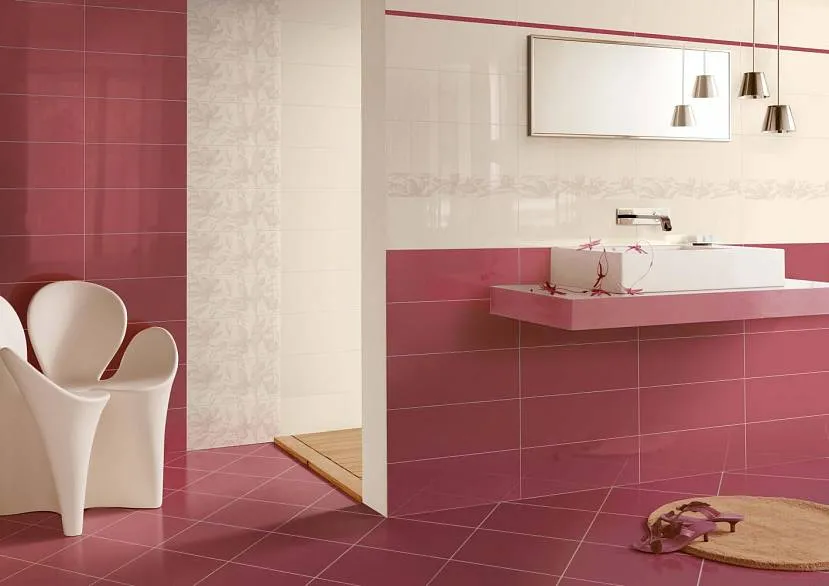 Красивая бело-розовая ванная