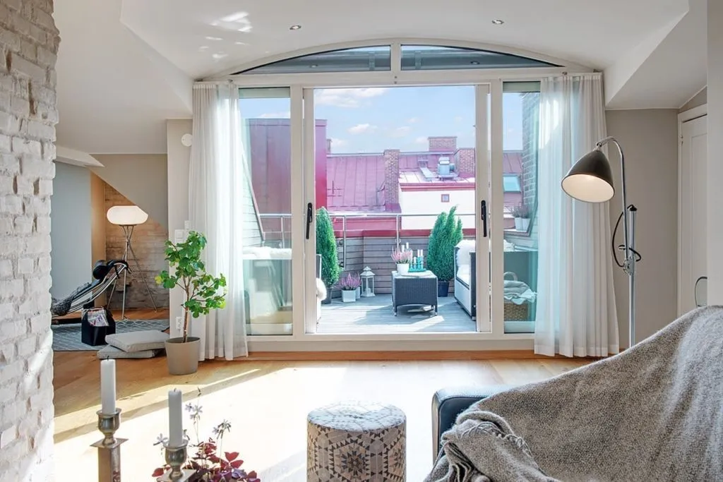 Панорамное окно между балконом и гостиной в доме