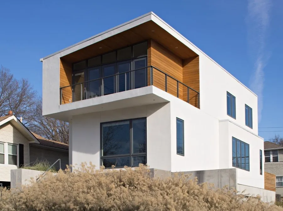 Дизайн двухэтажного дома с угловым балконом