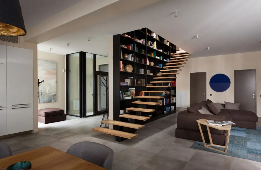 Лестница без перил в гостиной двухэтажного дома