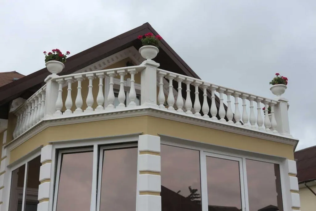 Дизайн двухэтажного дома с балконом в стиле классика