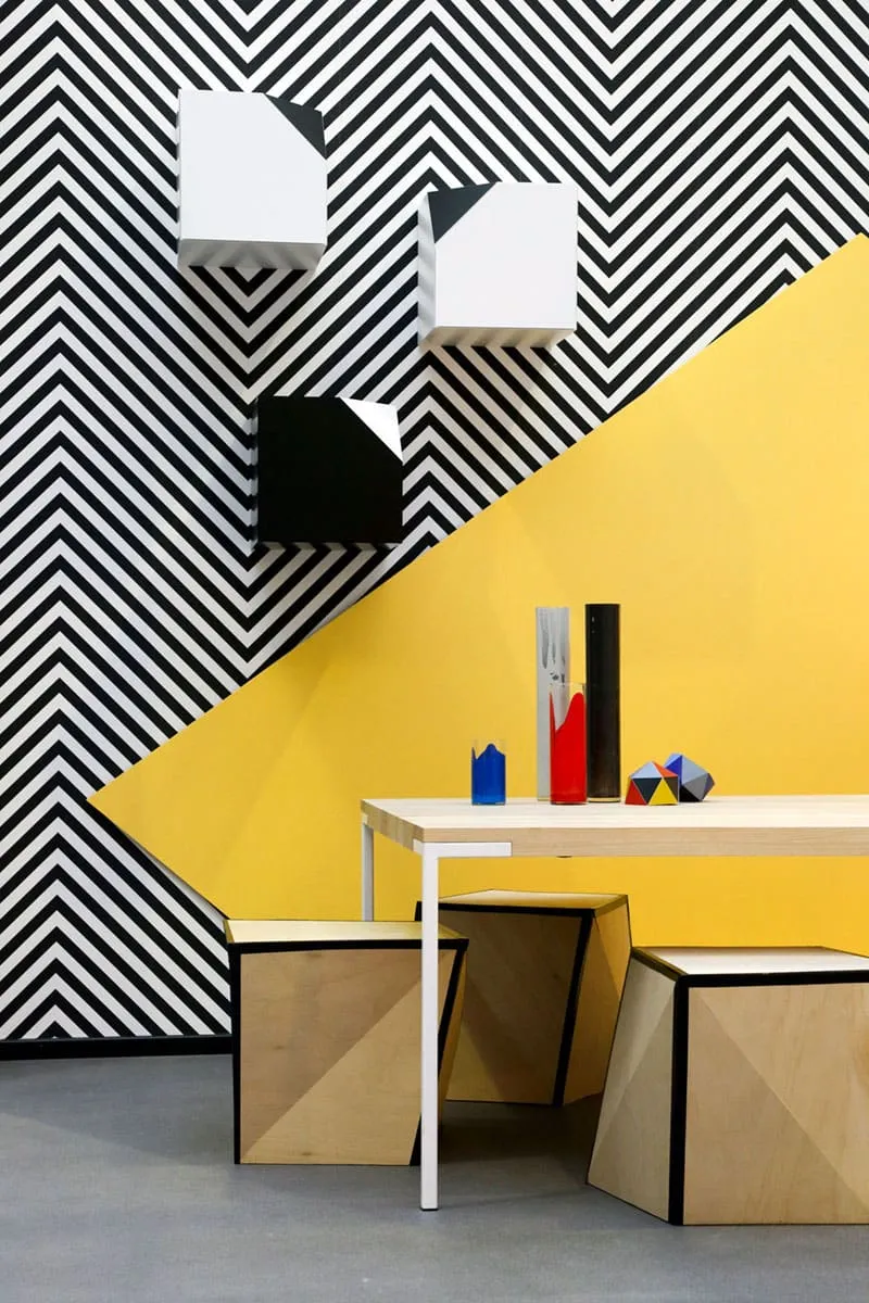 Свежие идеи дизайна комнаты в желто-черно-белом исполнении