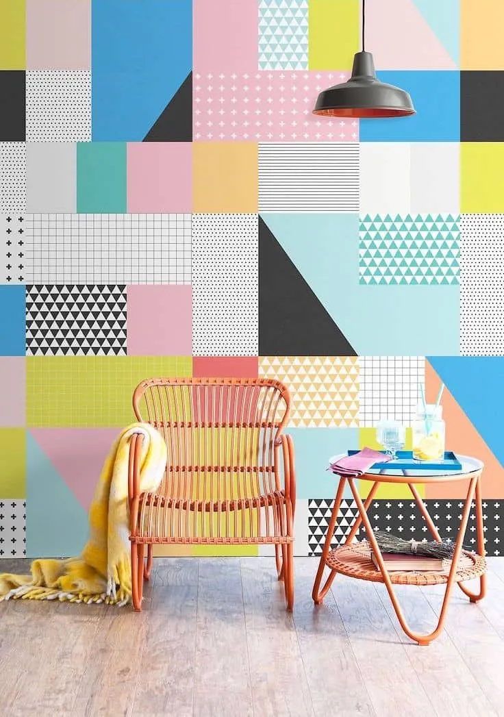 Интересный и необычный вариант использования разноцветных обоев для отделки стены