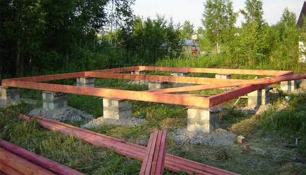 Каркас фундамента из дерева.