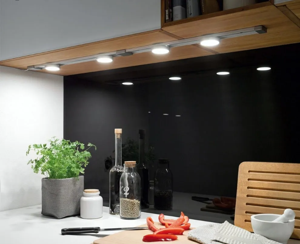"Холодный" свет над рабочей зоной на кухне