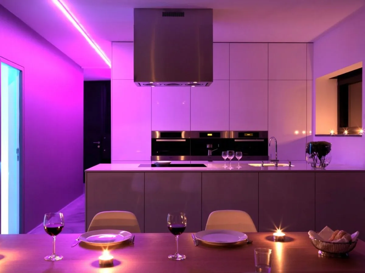Цветная дежурная подсветка кухни