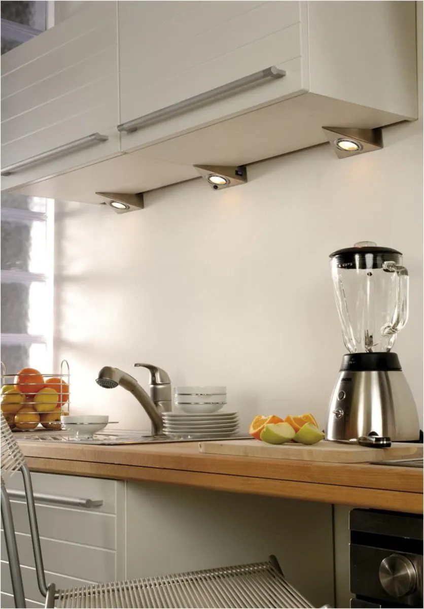 Накладные светильники под верхними шкафами кухни
