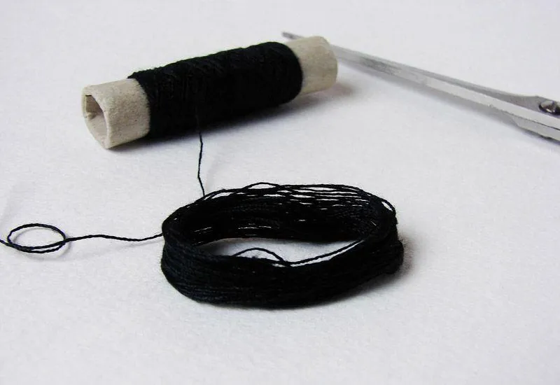 Чтобы реалистично создать васильки применяют толстую черную нитку. Дополнительные необходимые изделия указаны ниже в описаниях отдельных технологий