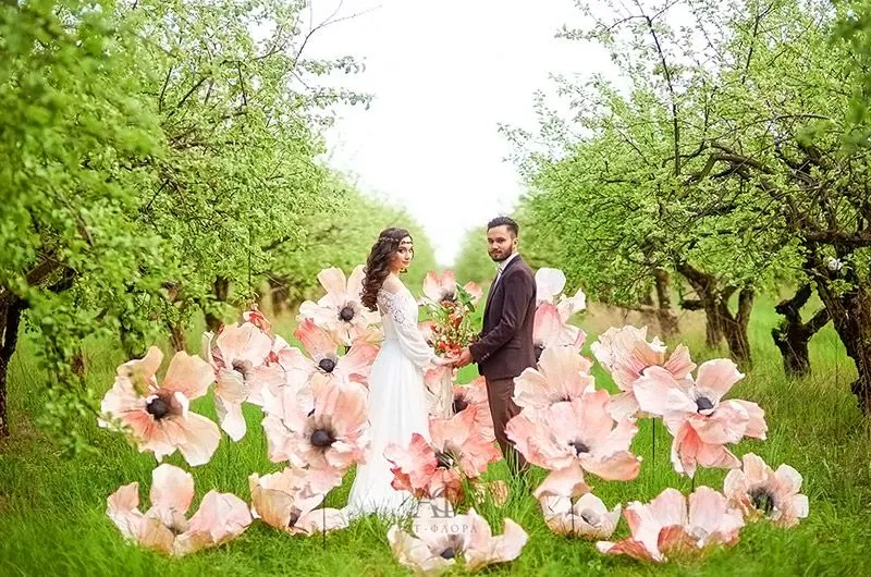 Крупные искусственные цветы применяют для проведения свадебных и других фото сессий