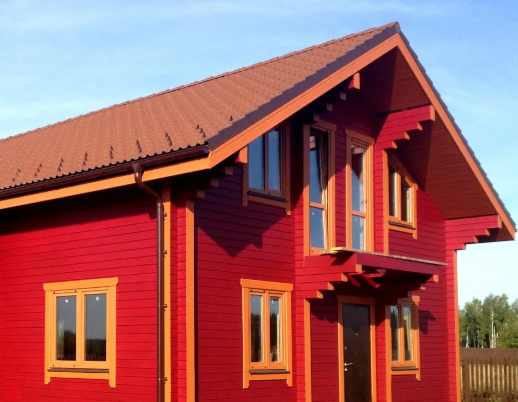 Покрашенный фасад деревянного дома